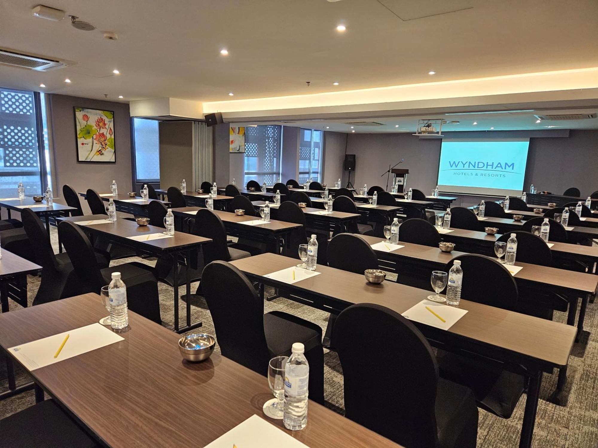 Days Hotel & Suites By Wyndham Kl - Chan Sow Lin Mrt Or Lrt Kuala Lumpur Zewnętrze zdjęcie