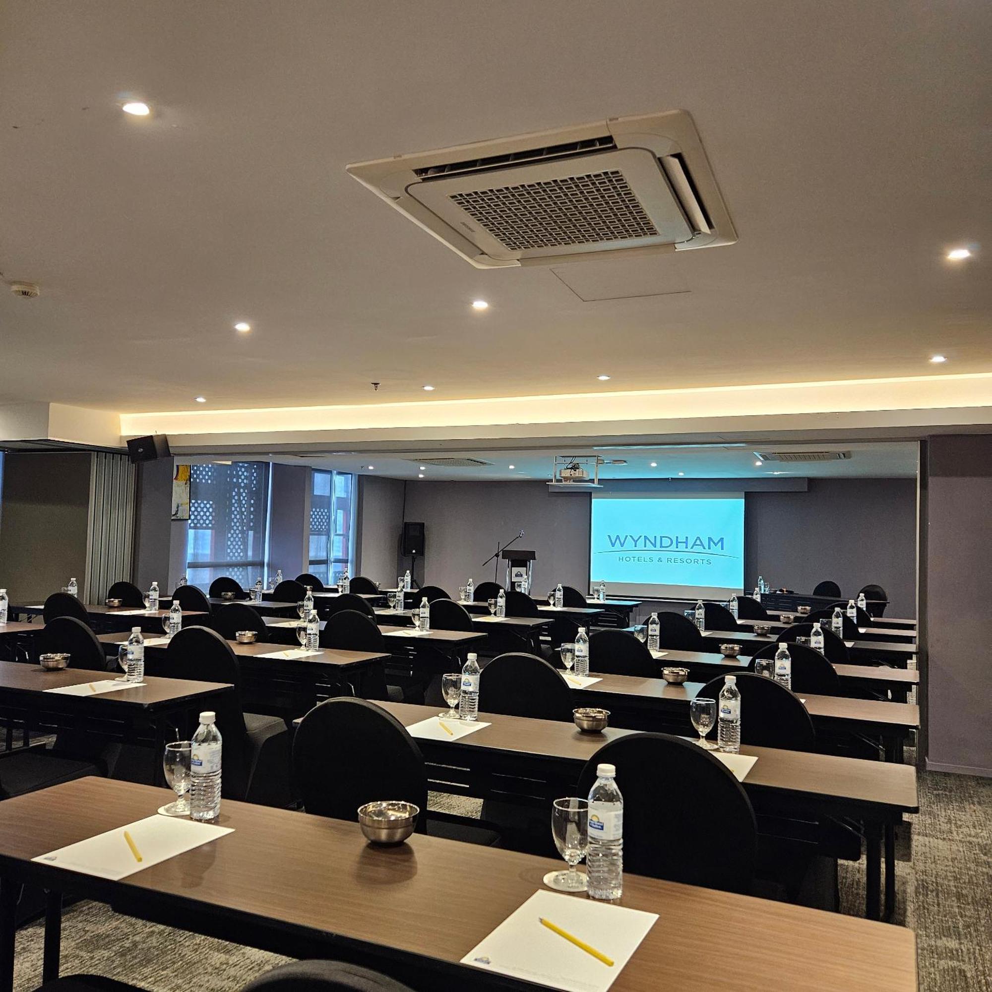 Days Hotel & Suites By Wyndham Kl - Chan Sow Lin Mrt Or Lrt Kuala Lumpur Zewnętrze zdjęcie